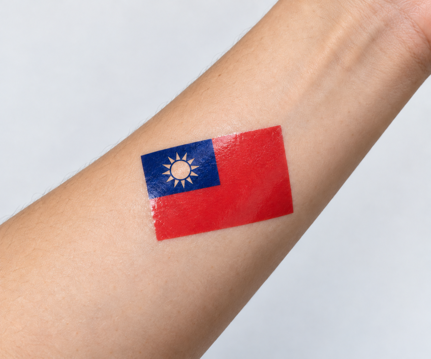 手臂貼有台灣國旗紋身貼紙